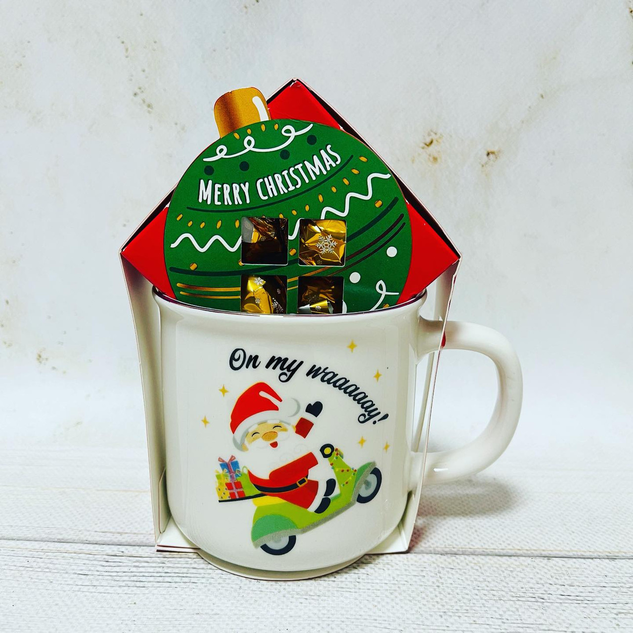 Набір Подарунок Новорічний Чашка та Цукерки Beckys Merry Christmas On My Way Santa Бекіс шоколад праліне Санта 50г