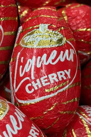 Шоколадне яйце без підвіски Figaro Liqueur Cherry Фігаро з вишневим лікером фольгована обгортка 1шт 27г