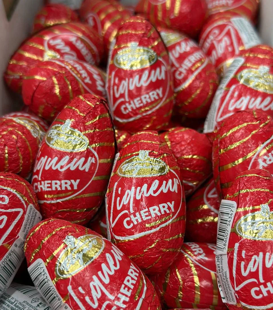 Шоколадне яйце без підвіски Figaro Liqueur Cherry Фігаро з вишневим лікером фольгована обгортка 1шт 27г