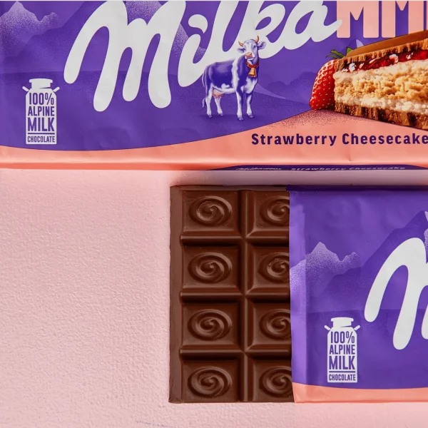 Шоколад плитка сендвіч Milka mmMAX Strawberry Cheesecake Мілка Молочний з полуничним чізкейком 300г - 3