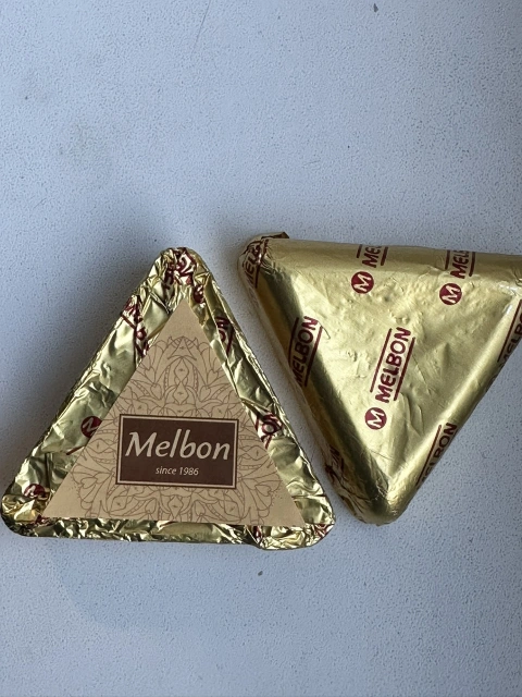 Цукерка Грецький шоколад Трикутник Melbon Chocolate Triangle Мелбон молочний шоколад з праліне в Фользі 25г